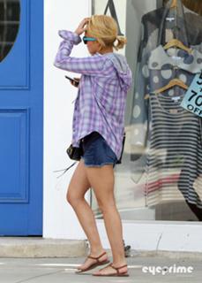 Hayden Panettiere feet photo thumbnail