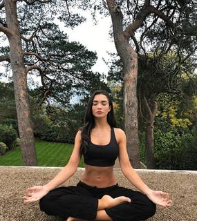 Amy Jackson feet photo thumbnail