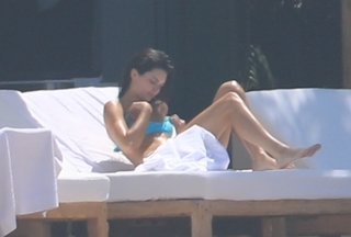 Kendall Jenner feet photo thumbnail