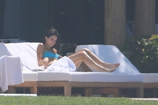 Kendall Jenner feet photo thumbnail