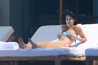 Kendall Jenner feet photo thumbnail