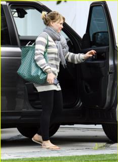 Hilary Duff feet photo thumbnail