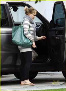 Hilary Duff feet photo thumbnail