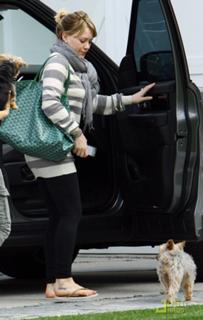 Hilary Duff feet photo thumbnail