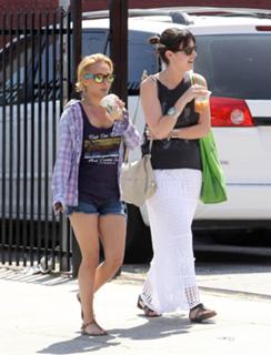 Hayden Panettiere feet photo thumbnail
