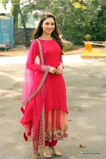 Tamannaah Bhatia feet photo thumbnail