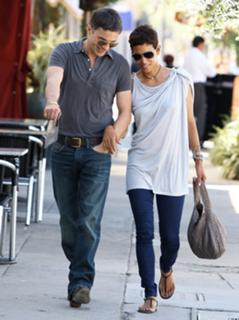 Halle Berry feet photo thumbnail