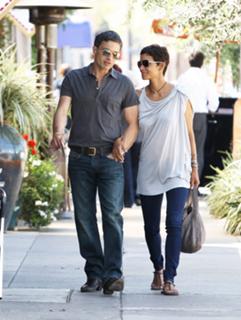 Halle Berry feet photo thumbnail