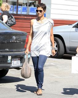 Halle Berry feet photo thumbnail