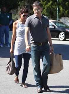 Halle Berry feet photo thumbnail