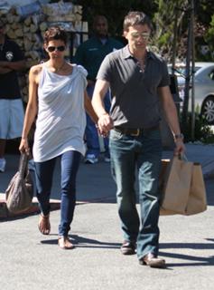 Halle Berry feet photo thumbnail
