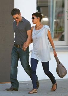 Halle Berry feet photo thumbnail
