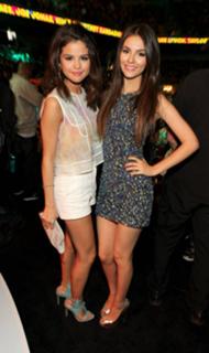 Selena Gomez feet photo thumbnail