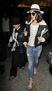 Vanessa Hudgens feet photo thumbnail