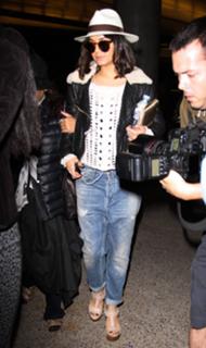 Vanessa Hudgens feet photo thumbnail