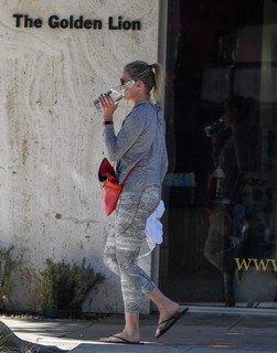 Cameron Diaz feet photo thumbnail