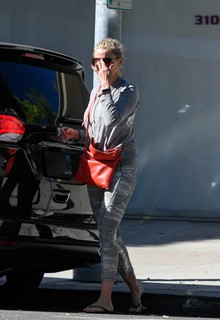 Cameron Diaz feet photo thumbnail