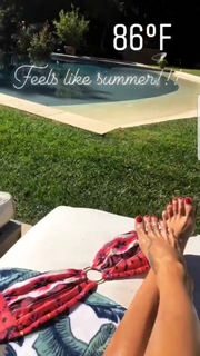 Brooke Burke feet photo thumbnail