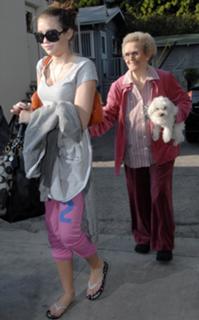 Miley Cyrus feet photo thumbnail
