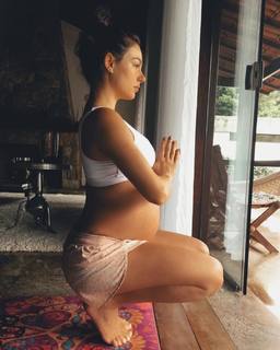 Isis Valverde feet photo thumbnail