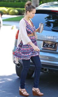 Jessica Alba feet photo thumbnail