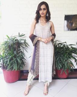 Manushi Chhillar feet photo 2