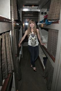 Jennette McCurdy feet photo thumbnail