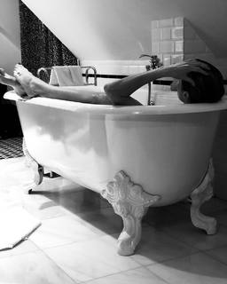 Laura Vandervoort feet photo thumbnail
