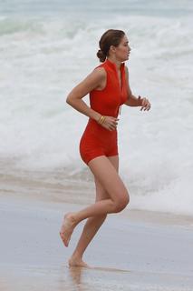 Gigi Hadid feet photo thumbnail