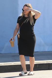 Hilary Duff feet photo thumbnail