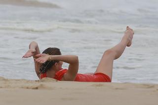 Gigi Hadid feet photo thumbnail