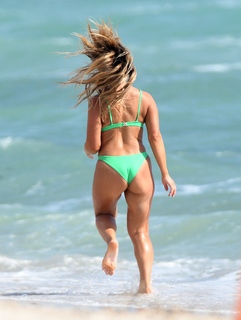 Jessie James Decker feet photo thumbnail