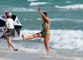 Jessie James Decker feet photo thumbnail