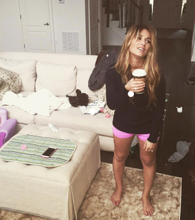 Jessie James Decker feet photo thumbnail