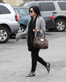 Demi Lovato feet photo thumbnail