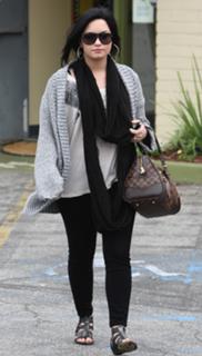 Demi Lovato feet photo thumbnail