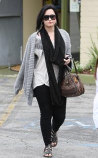 Demi Lovato feet photo thumbnail