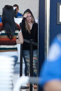 Avril Lavigne feet photo thumbnail