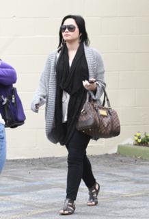 Demi Lovato feet photo thumbnail