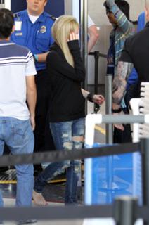 Avril Lavigne feet photo thumbnail