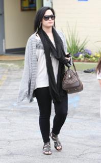 Demi Lovato feet photo thumbnail