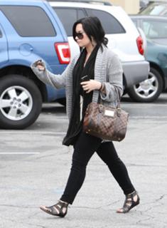 Demi Lovato feet photo thumbnail