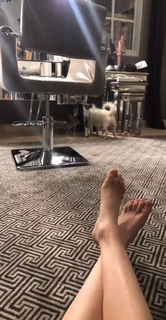 Kaley Cuoco feet photo thumbnail