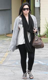 Demi Lovato feet photo thumbnail
