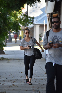 Kaley Cuoco feet photo thumbnail
