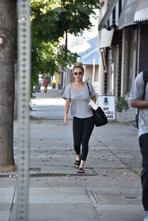 Kaley Cuoco feet photo thumbnail