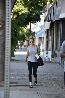 Kaley Cuoco feet photo thumbnail