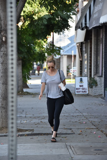 Kaley Cuoco feet photo thumbnail