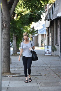 Kaley Cuoco feet photo thumbnail