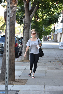 Kaley Cuoco feet photo thumbnail